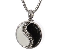 Kreis mit Yin Yang in weiß und schwarz mit Zirkonia Steinen Gravur AP 197