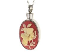Gedenk Medallion mit einem Schmetterling auf einer Blume 3D Grundfarbe Rot aus Edelstahl AP 296